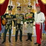 Гусары,  мушкетёры,  гардемарин,  султан с восточной танцовщицей. Ведущий