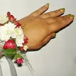 Браслет на руку из цветов 