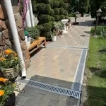 Бетонний лоток з чавунною решіткою щілинною