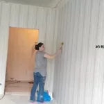 Поклейка обоев в комнате 