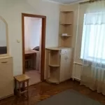 Здаеться гостинка жінці чи дівчині..