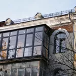 Остекление балконов и лоджий с нестандартными проемами профилем Рехау