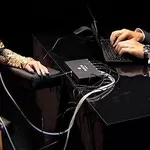 Тестування жінки на зраду у Києві за допомогою детектора брехні 