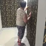 Клею обои в Киеве профессионально