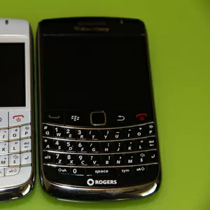 BlackBerry Bold 9700 черный и белый. 