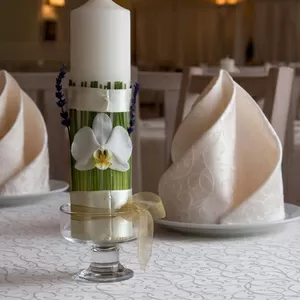Свадебные свечи,  оформление живыми цветами