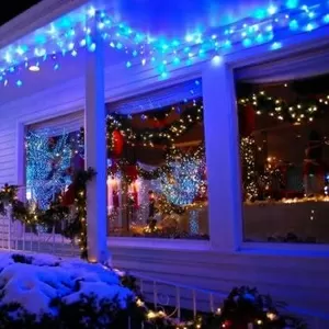 Новогоднее оформление гирляндами и декором. Наружная реклама