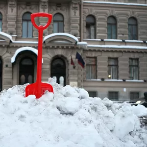 Разнорабочие на уборку снега лопатами