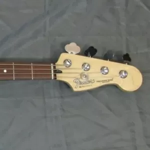 Продам бас-гитару Fender Standard Precision Bass