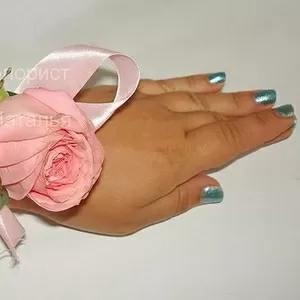 Браслет из живых цветов