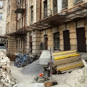 Будівля під реконструкцію,  Контрактова площа. 