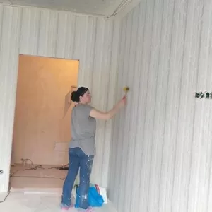 Поклейка обоев в комнате 