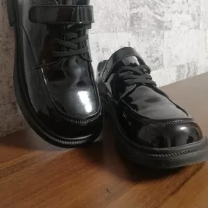 Жіноче взуття 37р. Торг сумісний,  стан новий.                         