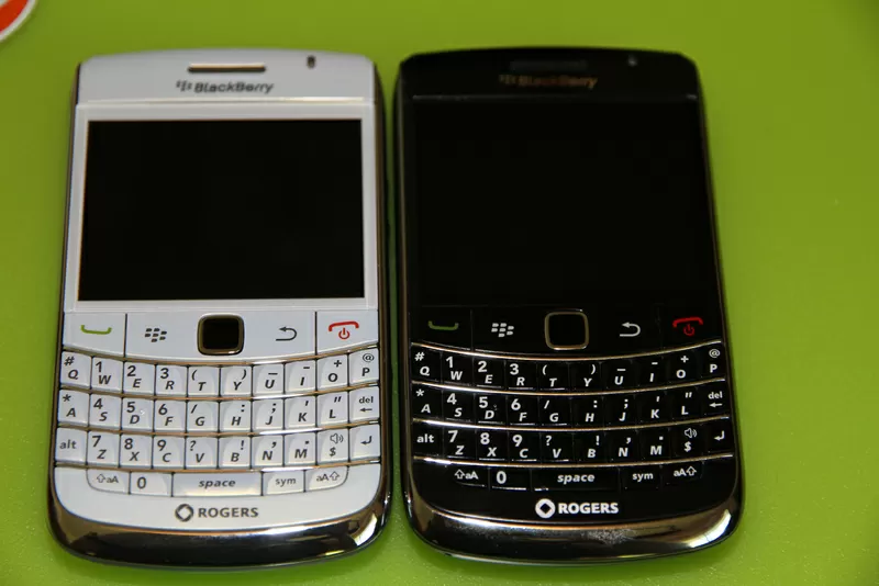 BlackBerry Bold 9700 черный и белый. 