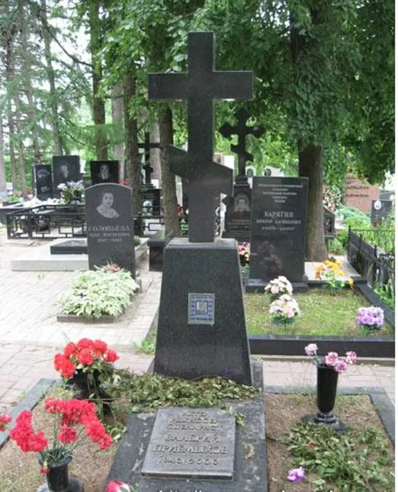 Уход за могилами.