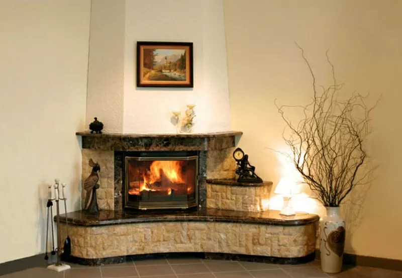 Камин из мрамора в интерьере.Киев. 2