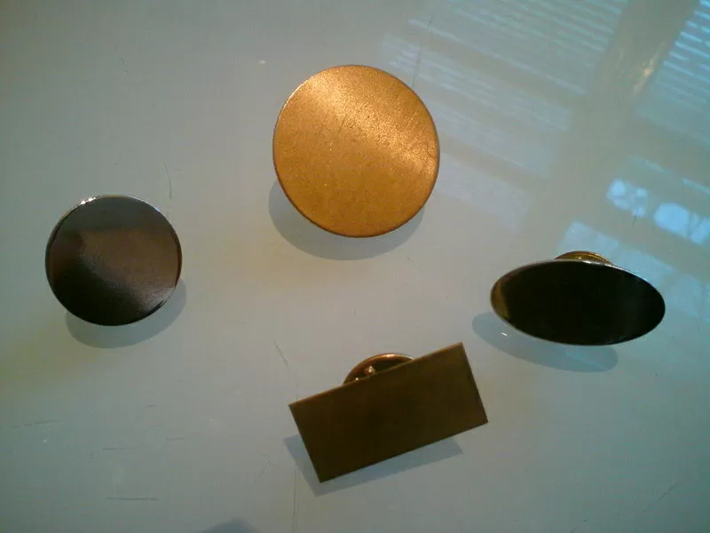 Заготовки для значков под наклейку.