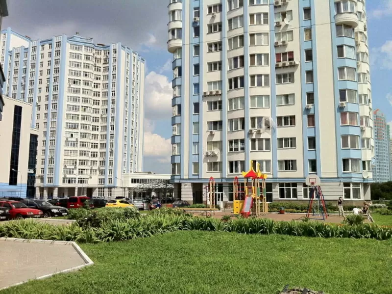 Продается 2-х комнатная квартира,  г. Киев,  ул.Днепровская наб.,  26А,  Д 2