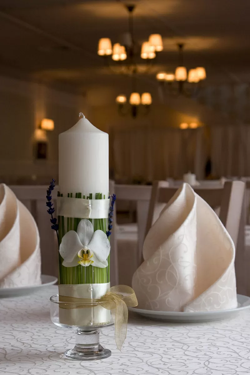 Свадебные свечи, оформление живыми цветами