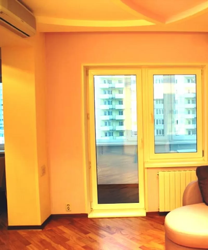 Поклейка обоев - 15 грн Киев Ремонт квартир 0956375105