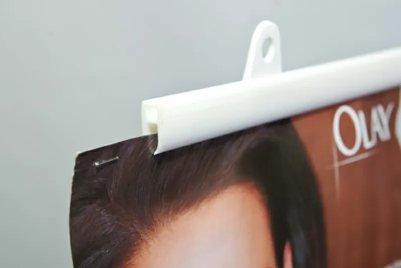 Пластиковые рейки для крепления плакатов 2