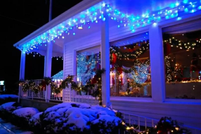 Новогоднее оформление гирляндами и декором. Наружная реклама