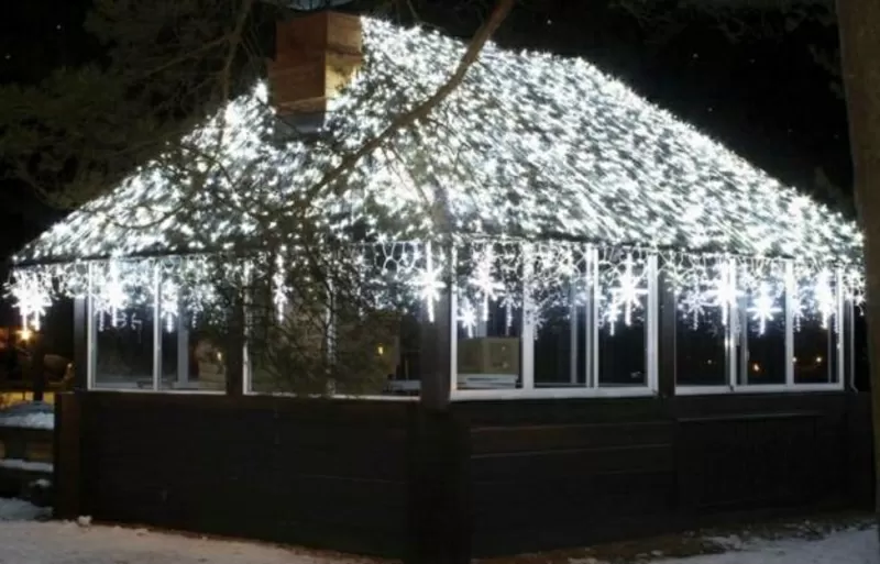 Новогоднее оформление гирляндами и декором. Наружная реклама 2