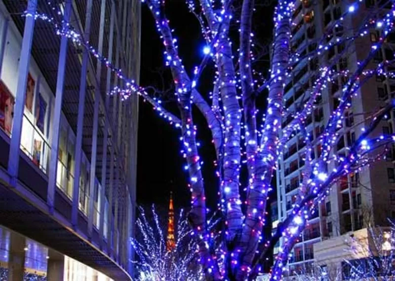 Новогоднее оформление гирляндами и декором. Наружная реклама 3