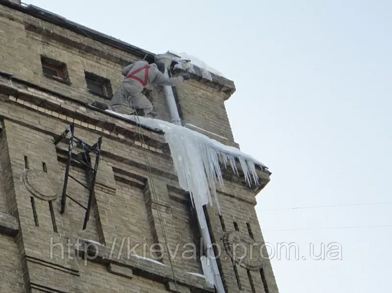 Уборка снега с крыш Киев, очистка кровли от снега в Киеве
