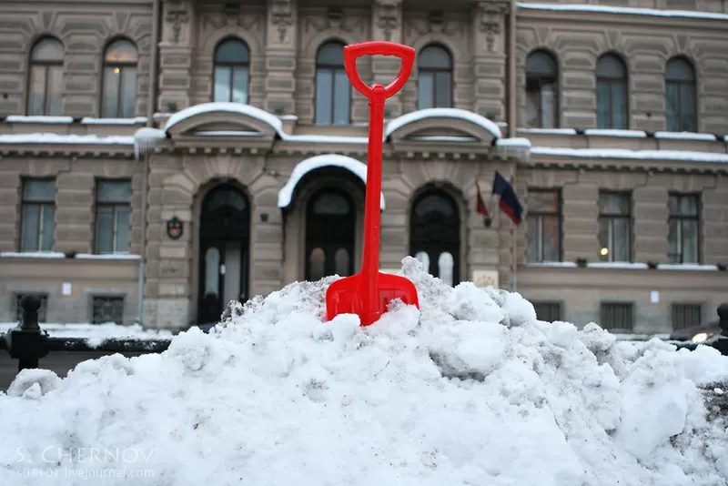 Разнорабочие на уборку снега лопатами