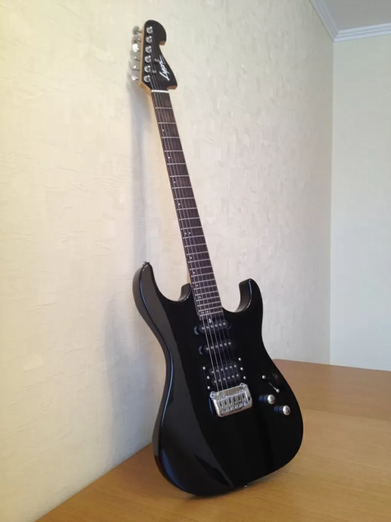 Электрогитара Washburn Lyon Black 4