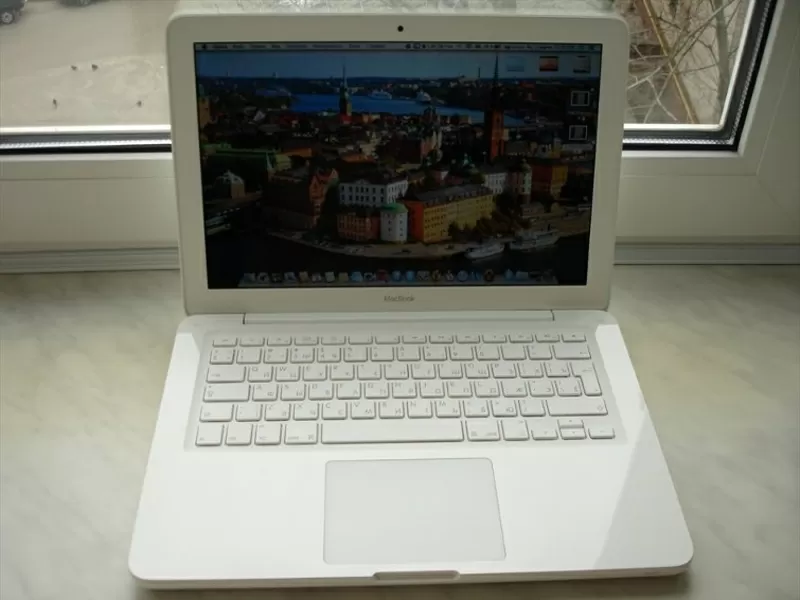 Macbook Unibody 2.4 GHz,  8 GB 1067 MHz DDR3,  NVIDIA GeForce 320M 256MB