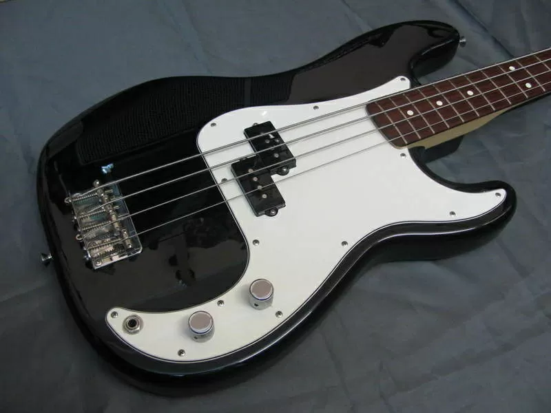 Продам бас-гитару Fender Standard Precision Bass 2