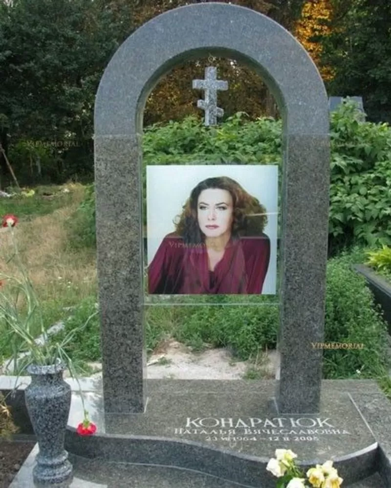 Памятники со стеклом, заказать памятник, мемориальные комплексы, цоколя