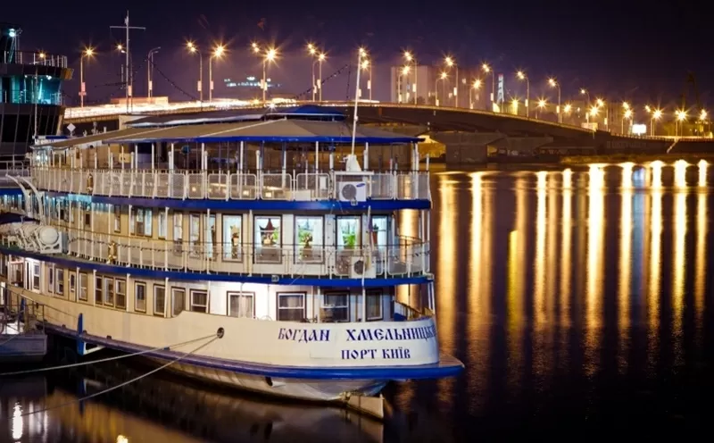 Отель-теплоход на берегу Днепра «Богдан Хмельницкий»