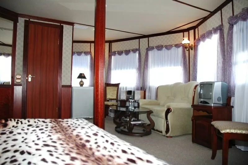 Отель-теплоход на берегу Днепра «Богдан Хмельницкий» 2