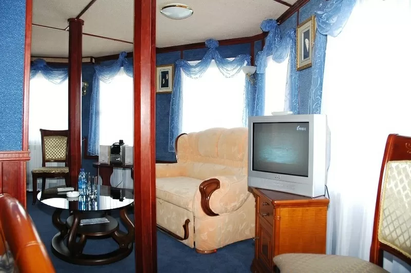 Отель-теплоход на берегу Днепра «Богдан Хмельницкий» 3