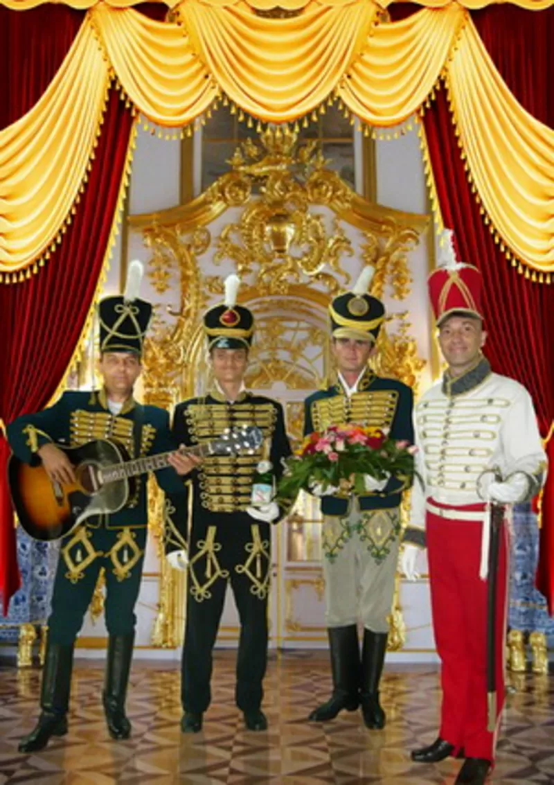 Гусары, мушкетёры, гардемарин, султан с восточной танцовщицей. Ведущий