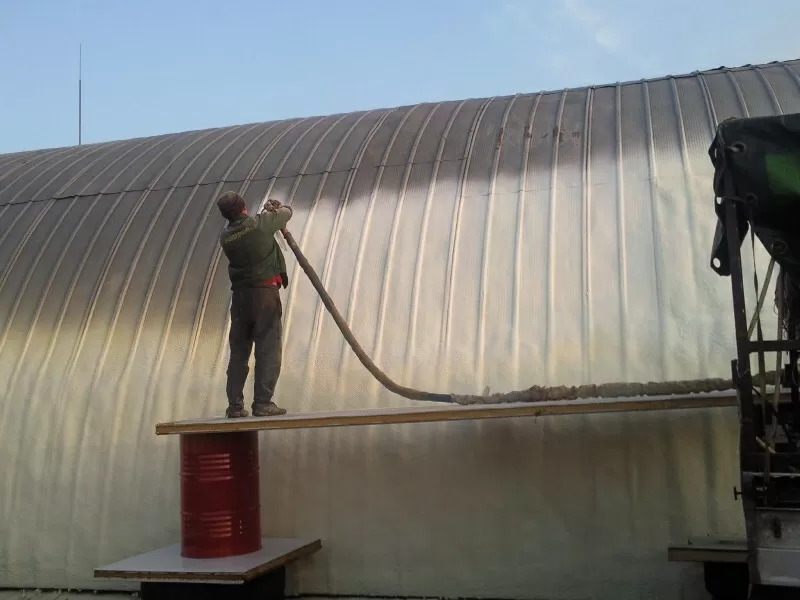 Напыление ППУ для защиты овощехранилища