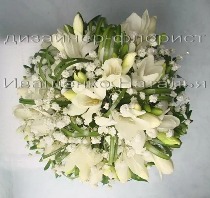 Круглый букет невесты фрезия 3