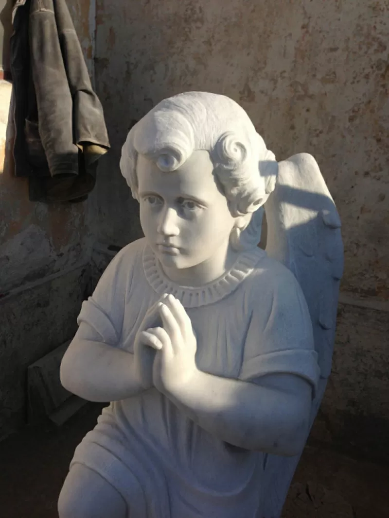 Скульптор. Памятники из мрамора, рельефы, портреты.