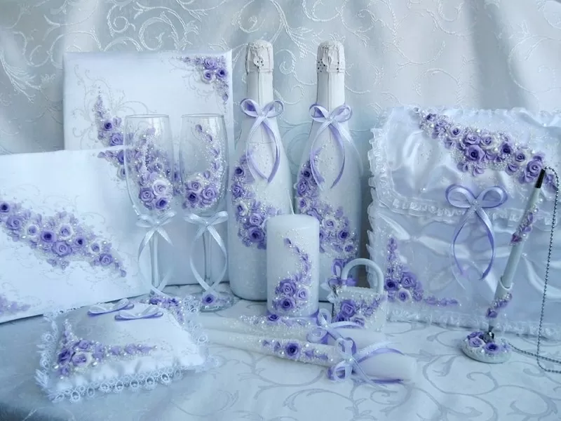 Свадебные наборы: бокалы,  шампанское,  свечи,  подушки