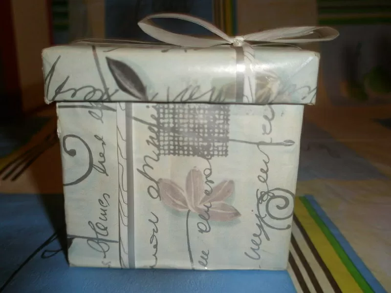 Продам новую, праздничную коробочку с бантиком, д/романтичного подарка. 8
