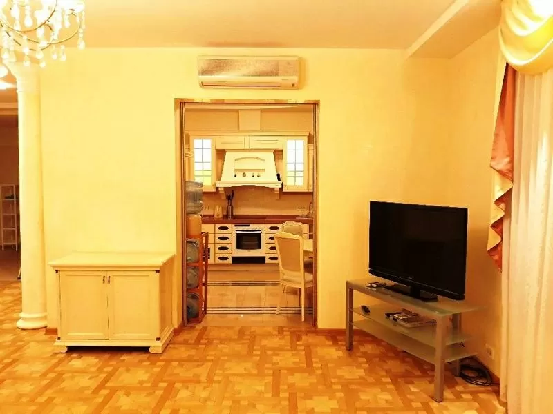 4-х комнатная квартира площадью 180 м.кв.,  Киев. 3