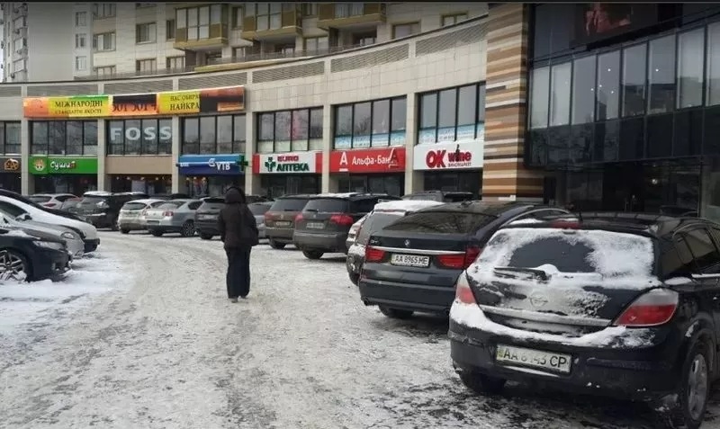 Фасадное помещение,  1 этаж,  витрина общая площадь 267 м2,  Киев.