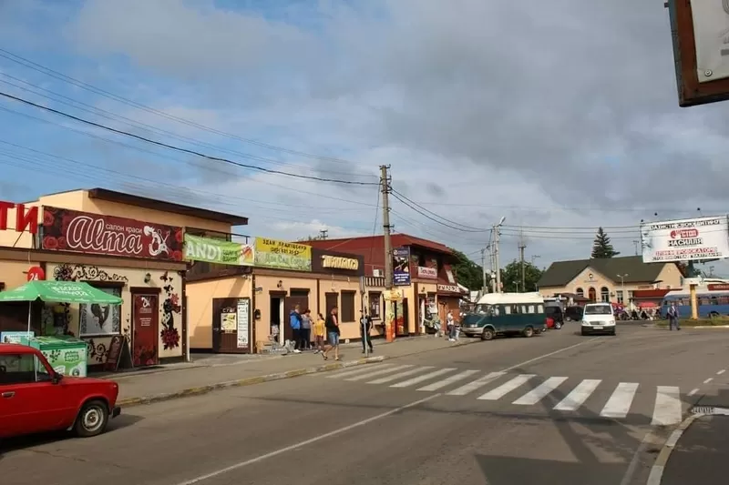 Діючий салон краси,  чи просто приміщення в прохідному місці?)