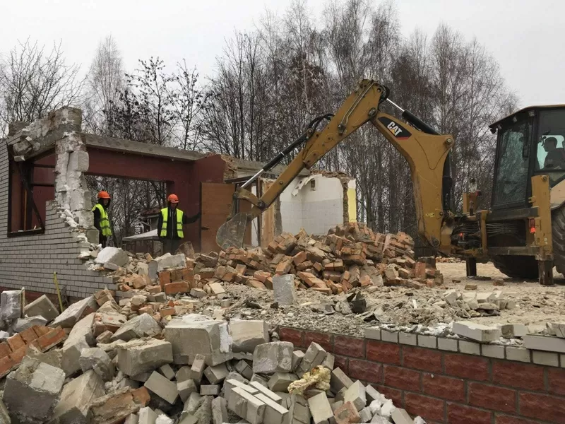 Демонтаж зданий и сооружений ручным и механизированным способом