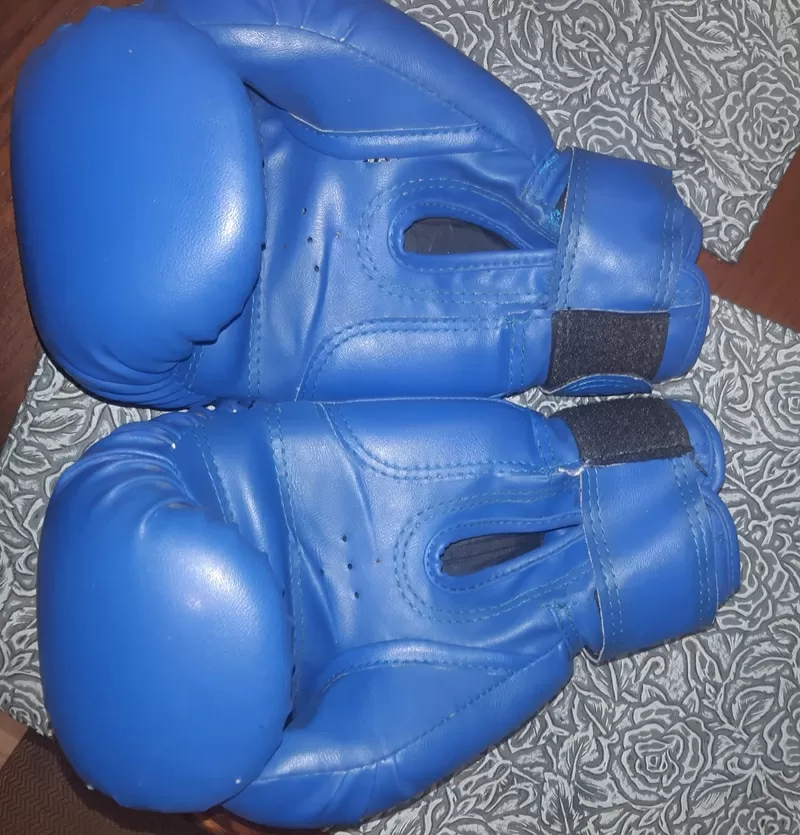 Шлем и перчатки для бокса с автографом Ломаченко 4
