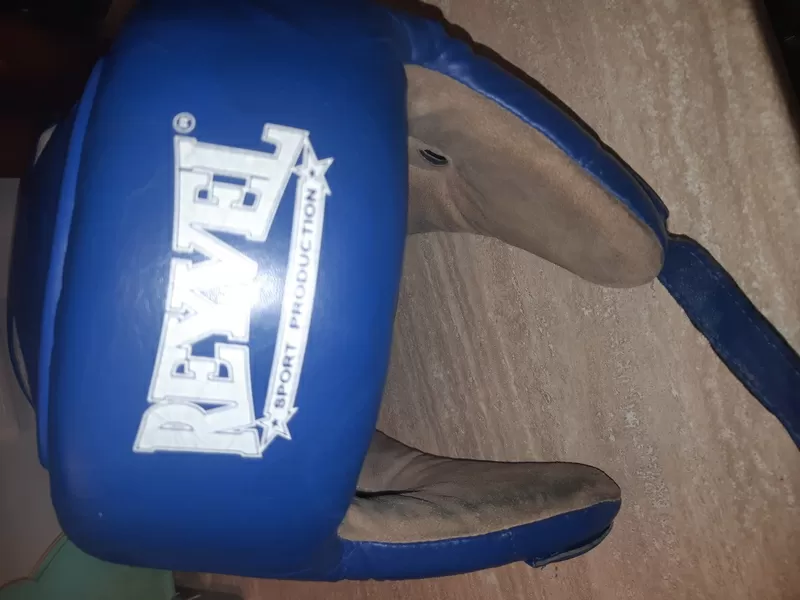 Шлем и перчатки для бокса с автографом Ломаченко 2