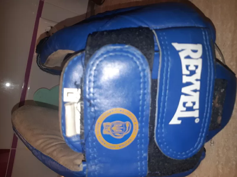 Шлем и перчатки для бокса с автографом Ломаченко 3